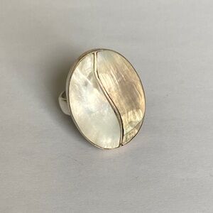 Elegant 925 Sterling Silver Women's Ring featuring Mother of Pearl